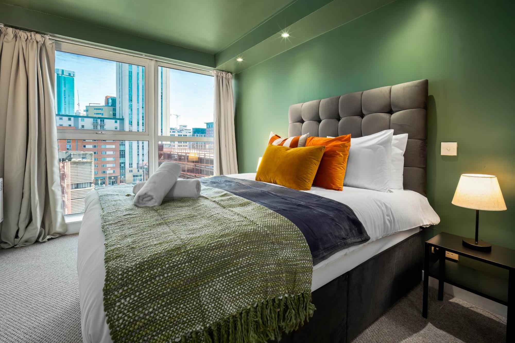 New Luxury Centre - 2 Bedroom - Netflix - Wifi - Secure Parking 35qc