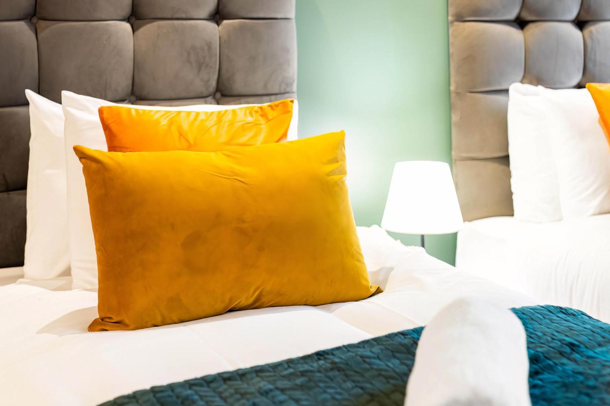 New Luxury Centre - 2 Bedroom - Netflix - Wifi - Secure Parking 35qc *