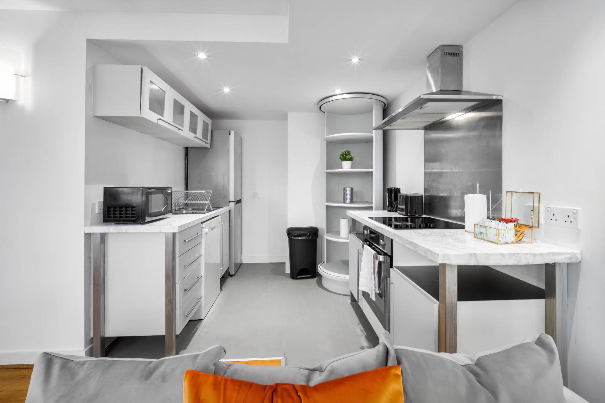 New Luxury Centre - 2 Bedroom - Netflix - Wifi - Secure Parking 35qc