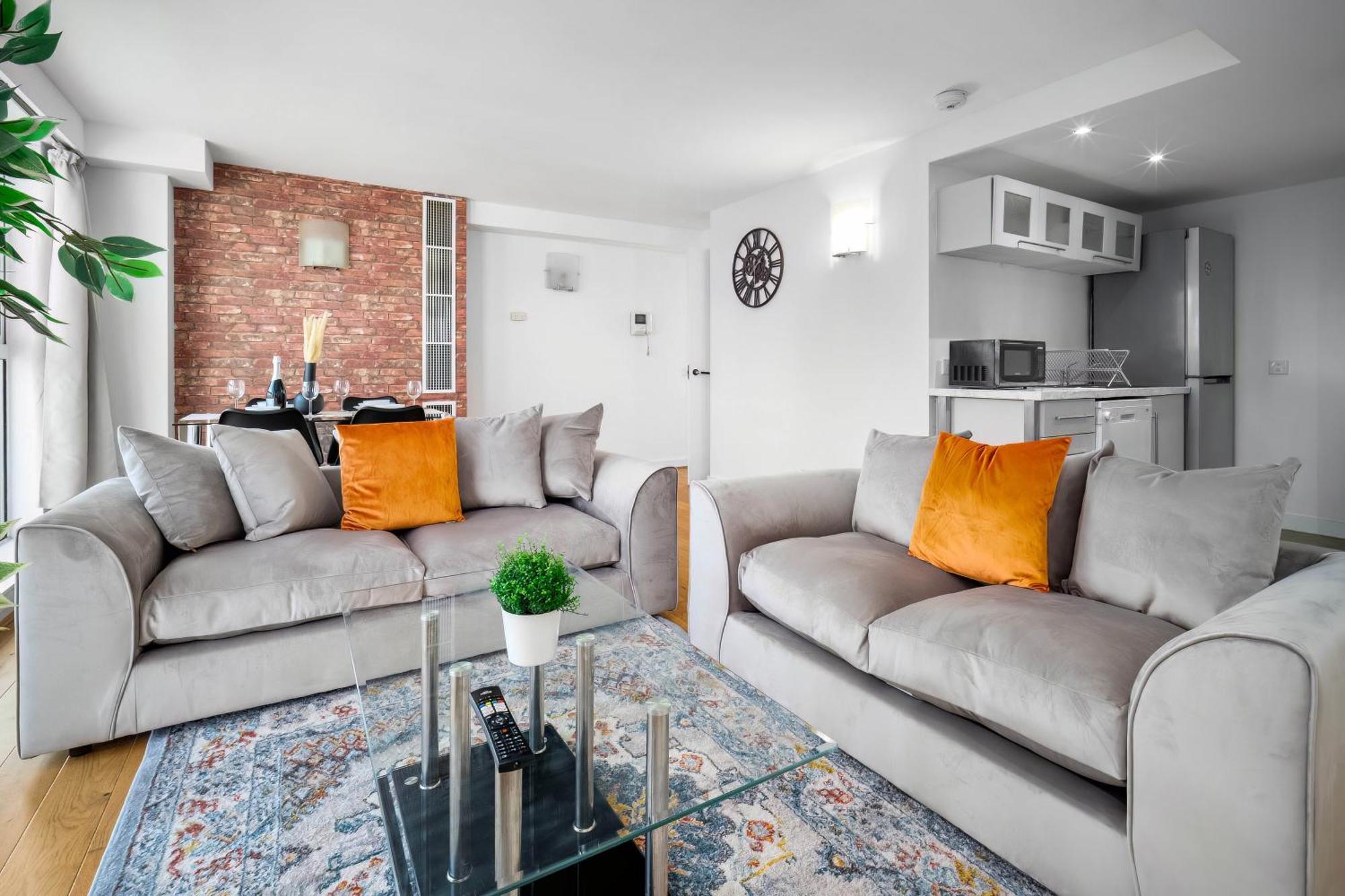 New Luxury Centre - 2 Bedroom - Netflix - Wifi - Secure Parking 35qc Apartment *