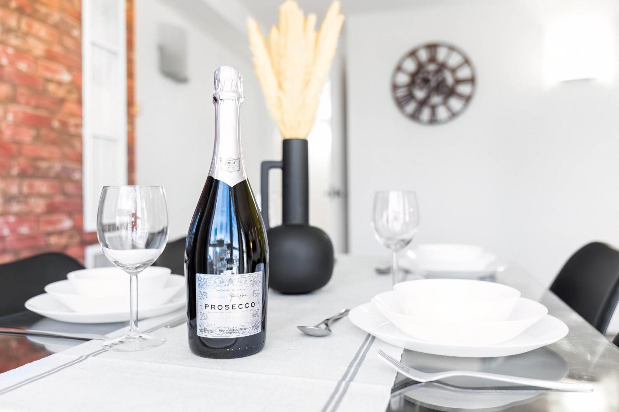 New Luxury Centre - 2 Bedroom - Netflix - Wifi - Secure Parking 35qc Apartment Birmingham