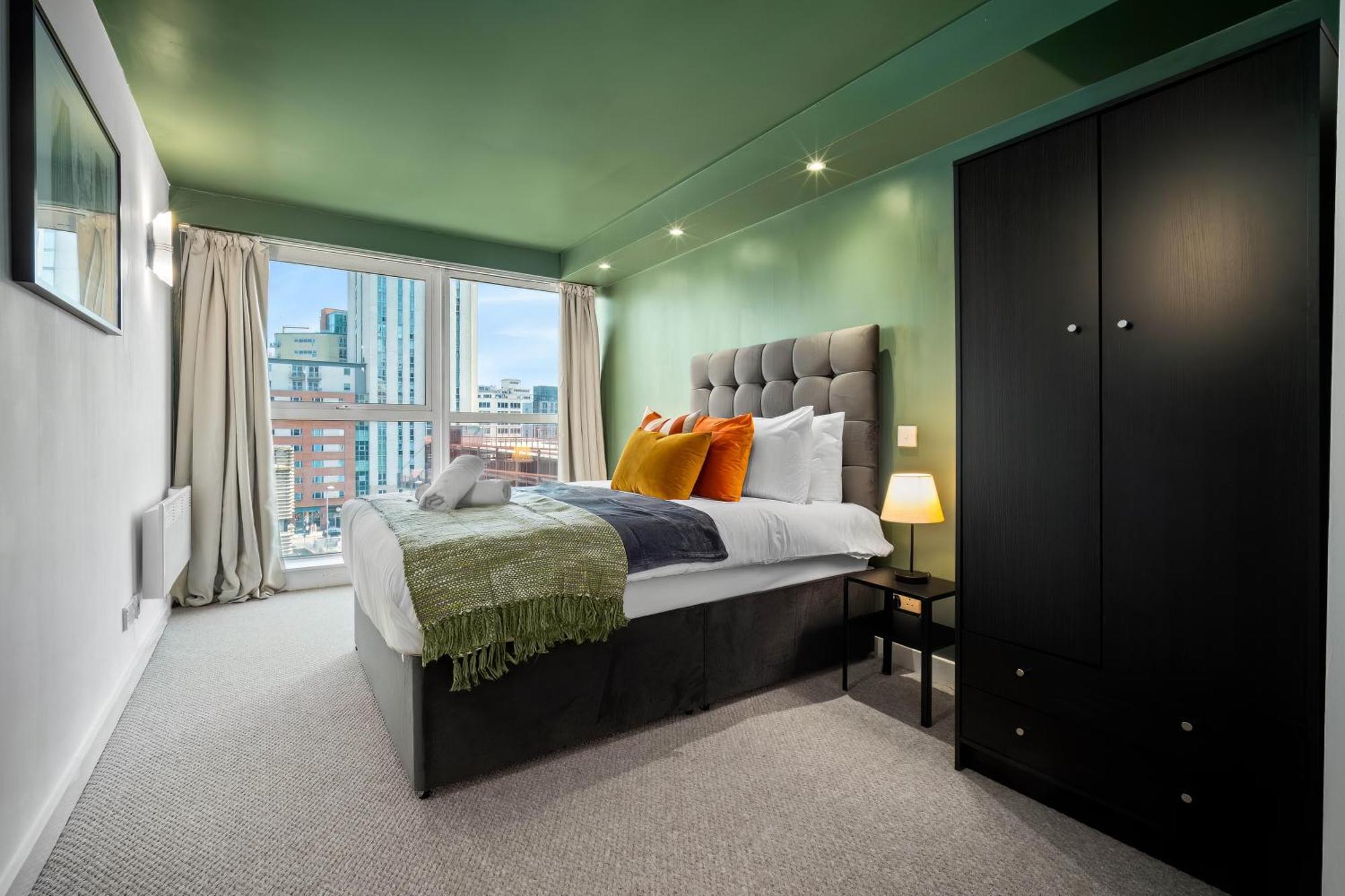 New Luxury Centre - 2 Bedroom - Netflix - Wifi - Secure Parking 35qc