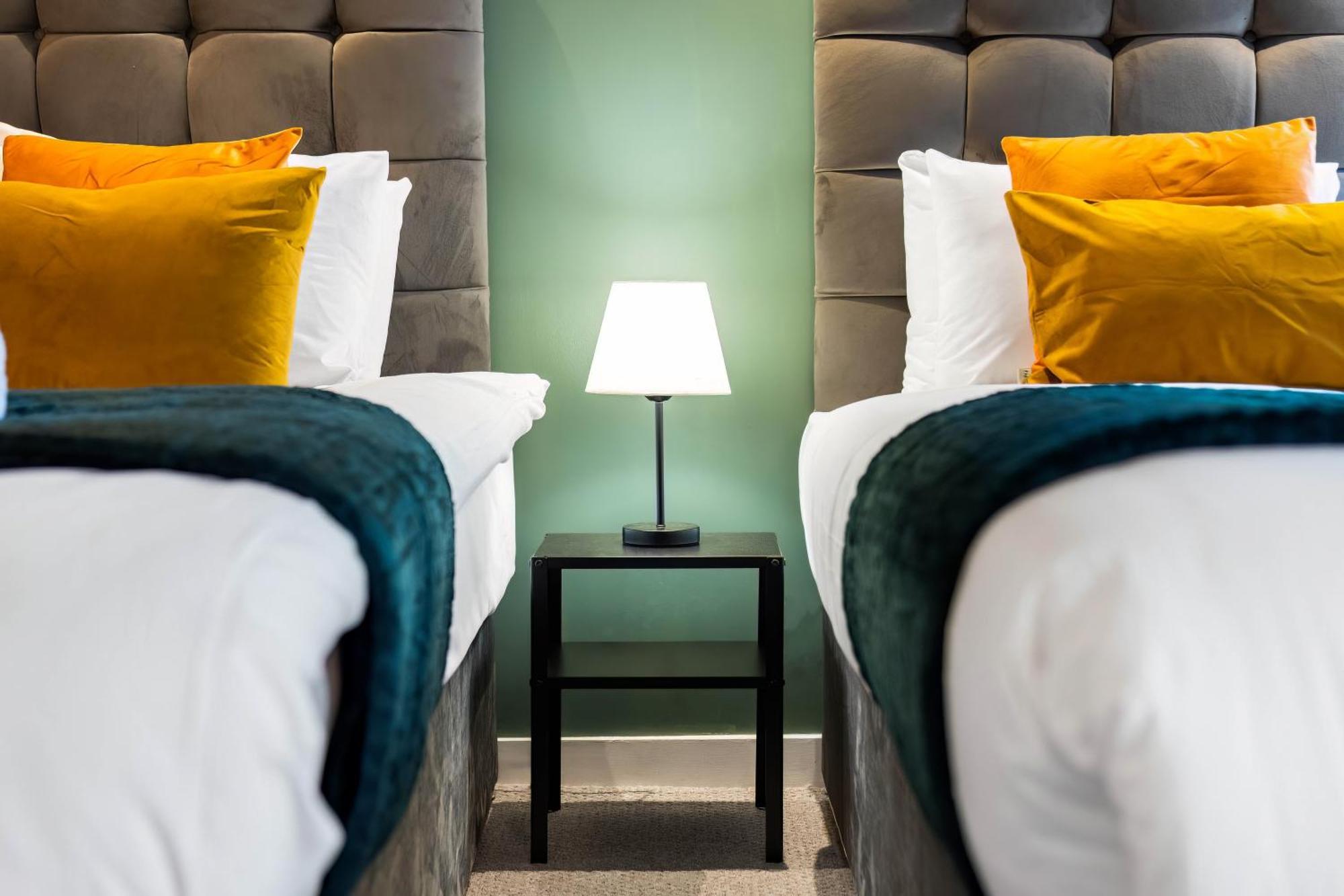 New Luxury Centre - 2 Bedroom - Netflix - Wifi - Secure Parking 35qc *