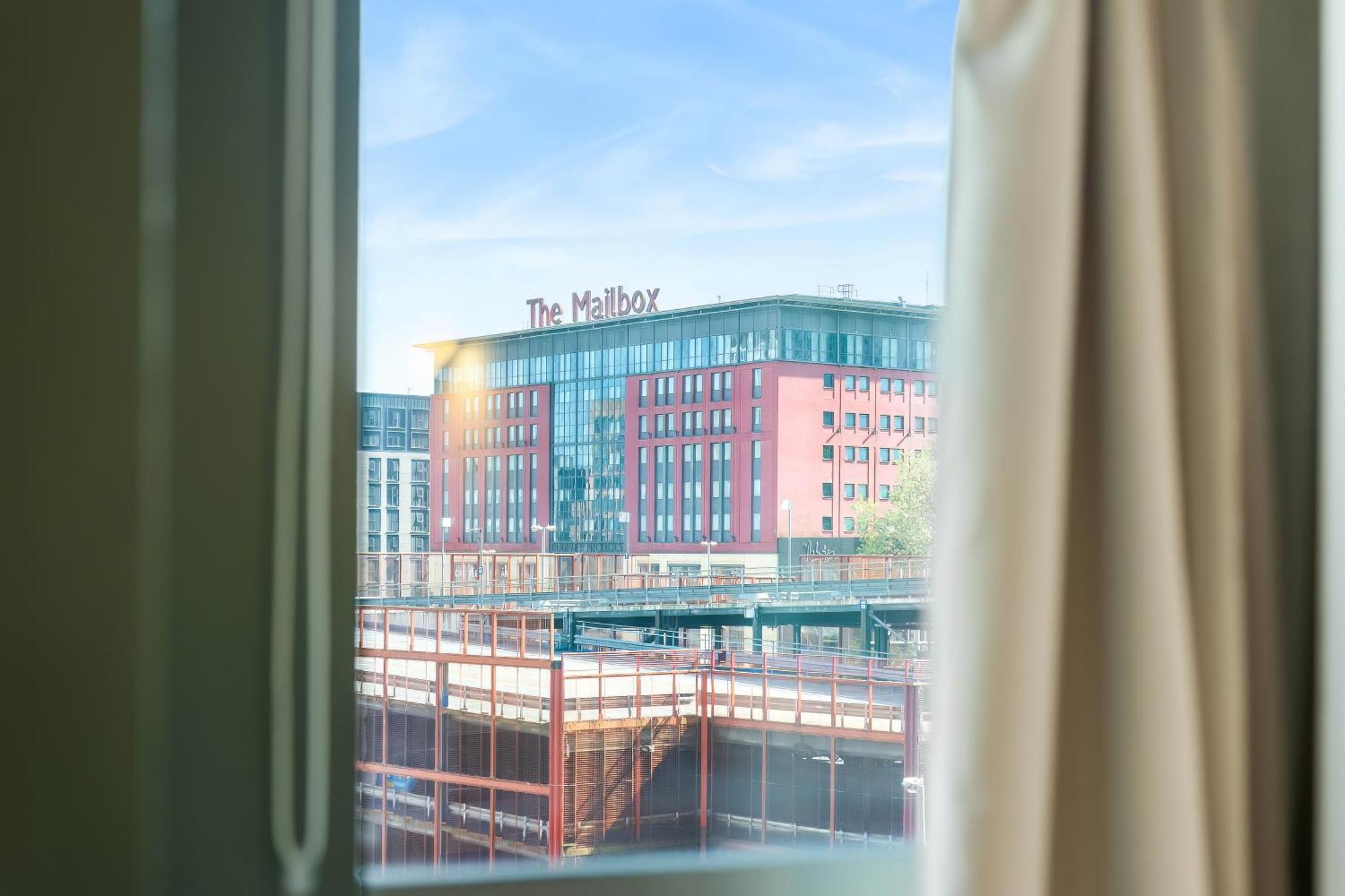 New Luxury Centre - 2 Bedroom - Netflix - Wifi - Secure Parking 35qc Apartment *