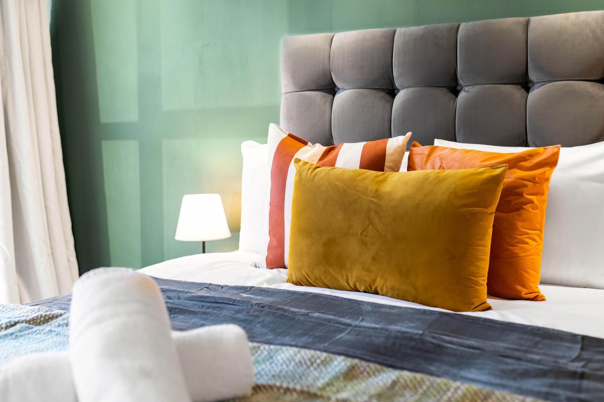 Apartment New Luxury Centre - 2 Bedroom - Netflix - Wifi - Secure Parking 35qc *