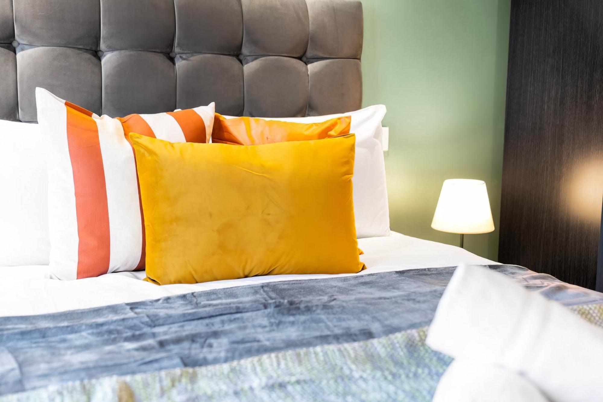 New Luxury Centre - 2 Bedroom - Netflix - Wifi - Secure Parking 35qc